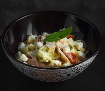 Салат Цезарь с томленной индейкой