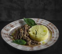 Бефстроганов с картофельным пюре