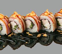 Ролл Опаленный с беконом, копченной курочкой и соусом спайси