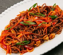 Японская лапша с курочкой в остром соусе