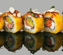 Ролл С лососем и лепестками миндаля