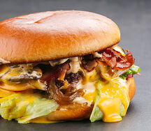 Бургер с мраморной говядиной, грибами и сыром чеддер