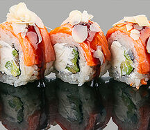 Ролл С опаленным лососем и лепестками миндаля