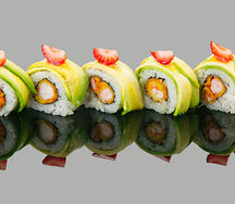 Ролл С авокадо, клубникой, креветкой в соусе спайси