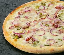 Космо-пицца с окороком, малосольными огурчиками и ялтинским лучком