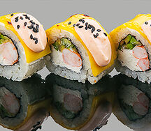 Ролл С креветкой, авокадо и соусом чили манго