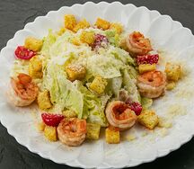 Салат Цезарь с тигровыми креветками гриль