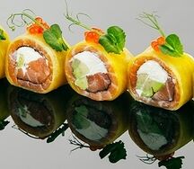 Ролл С лососем в такуане