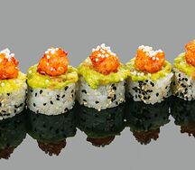 Ролл Попкорн-креветка с гуакамоле