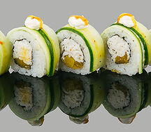 Ролл с манго и трюфельным соусом