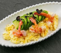 Скрэмбл с тигровыми креветками и половинкой авокадо