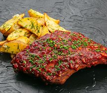 Ребрышки с фирменным соусом BBQ и деревенским картофелем