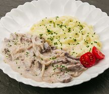 Бестроганов с картофельным пюре