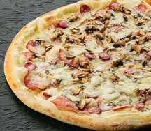 Космо-пицца с окороком, ветчиной и грибами