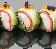 Ролл С тунцом елоуфин и тигровой креветкой