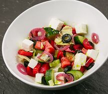 Греческий салат с маринованным ялтинским лучком