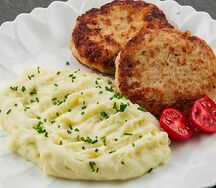 Домашние котлетки из курочки со сливками и картофельным пюре
