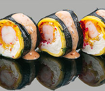 Ролл С креветкой и сыром чеддер в ореховом соусе