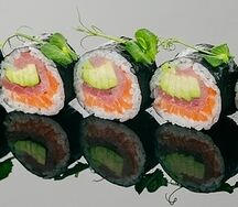 Ролл С лососем, тунцом и авокадо
