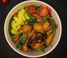 Салат с креветкой темпура