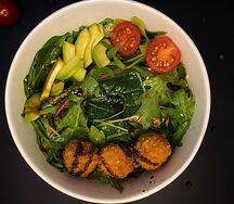 Салат с фалафелем