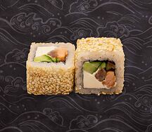 Ролл с жареным лососем