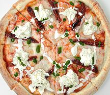 Пицца с вялеными томатами и страчателлой