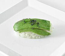 Суши с авокадо