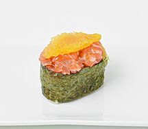 Гункан с лососем спайси и апельсином