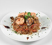 Тяхан с креветками, мидиями и овощами