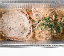 Медальоны в сливочно-перечном соусе с овощами