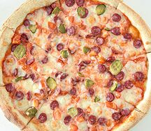 Пицца с охотничьими колбасками