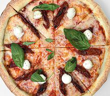 Пицца Маргарита с вялеными томатами