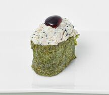 Гункан с копченой курицей и сливочным унаги