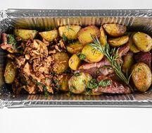 Картофель с беконом и чесноком в сырном соусе с песто