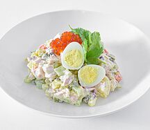 Оливье с красной икрой и курицей