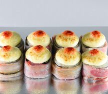 Ролл с креветкой в беконе