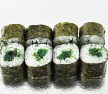 Маки с ореховым соусом и чукой