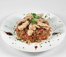 Тяхан с курицей и овощами