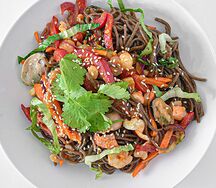 Вок с овощами и морепродуктами