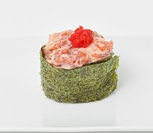 Гункан с лососем спайси