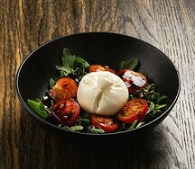 Мини-буррата с томатами