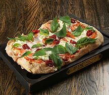 Пицца маргарита со страчателлой