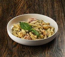 Паста с креветками и цыпленком в сливочном песто