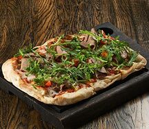 Пицца с росбифом и рукколой