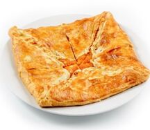 Пирог с тыквой, изюмом и орехами