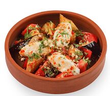 Салат с хрустящими баклажанами и сыром