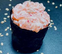 Гункан с лососем