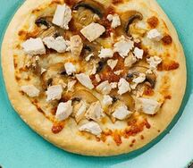 Мини-пицца с курицей и грибами