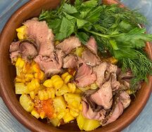 Салат с ростбифом и кукурузой